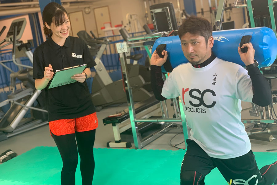 トレーニング方法が分からない方には、トレーナーがメニューを作成し指導します。 イメージ写真